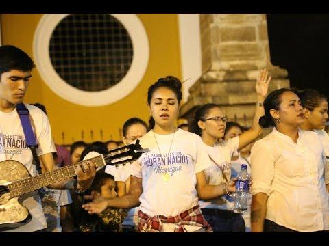 Miles se congregaron para exaltar el nombre de Jesús. en las calles de Granada, Nicaragua