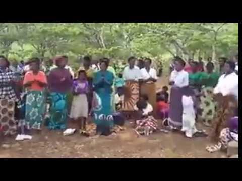 Iglesia Cristiana en África en medio de los árboles alabando al Señor