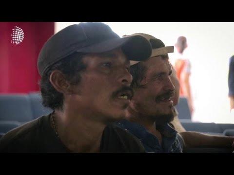 Personas sin hogar reciben pan y fe en El Salvador